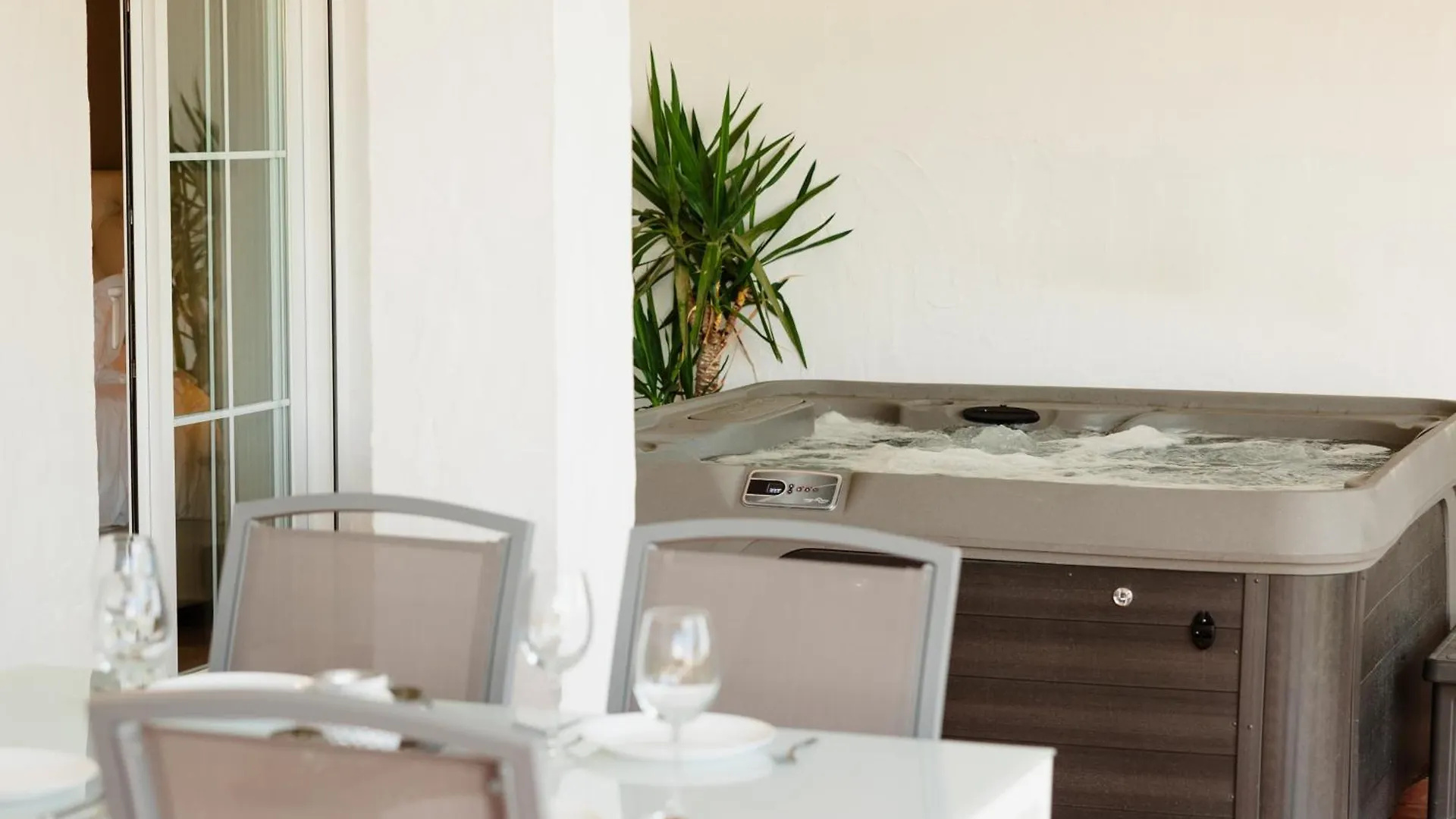 Sea View Apartment With Private Garden And Jacuzzi In Balcones Del Lago, Istan El Angel