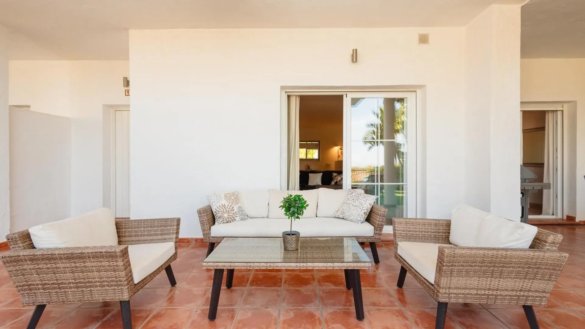 Sea View Apartment With Private Garden And Jacuzzi In Balcones Del Lago, Istan El Angel