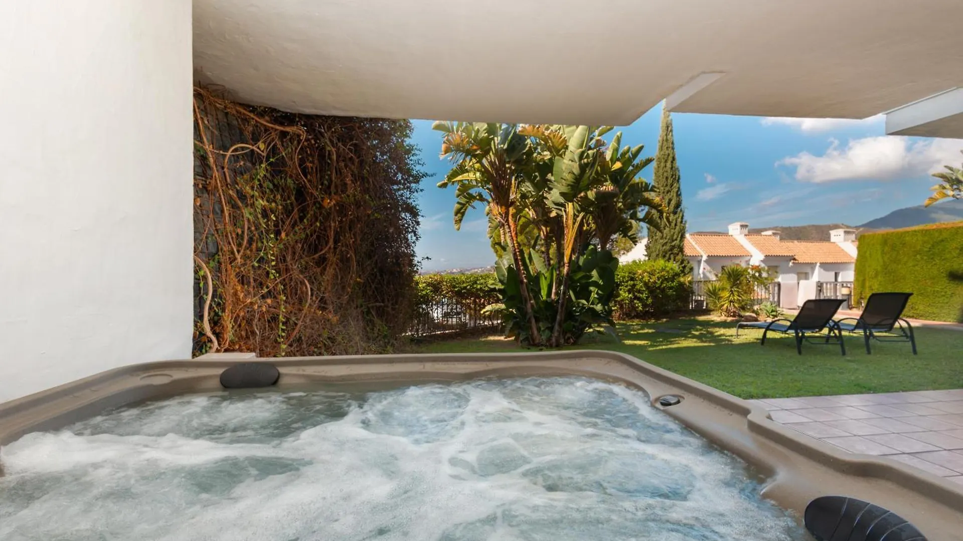 Sea View Apartment With Private Garden And Jacuzzi In Balcones Del Lago, Istan El Angel