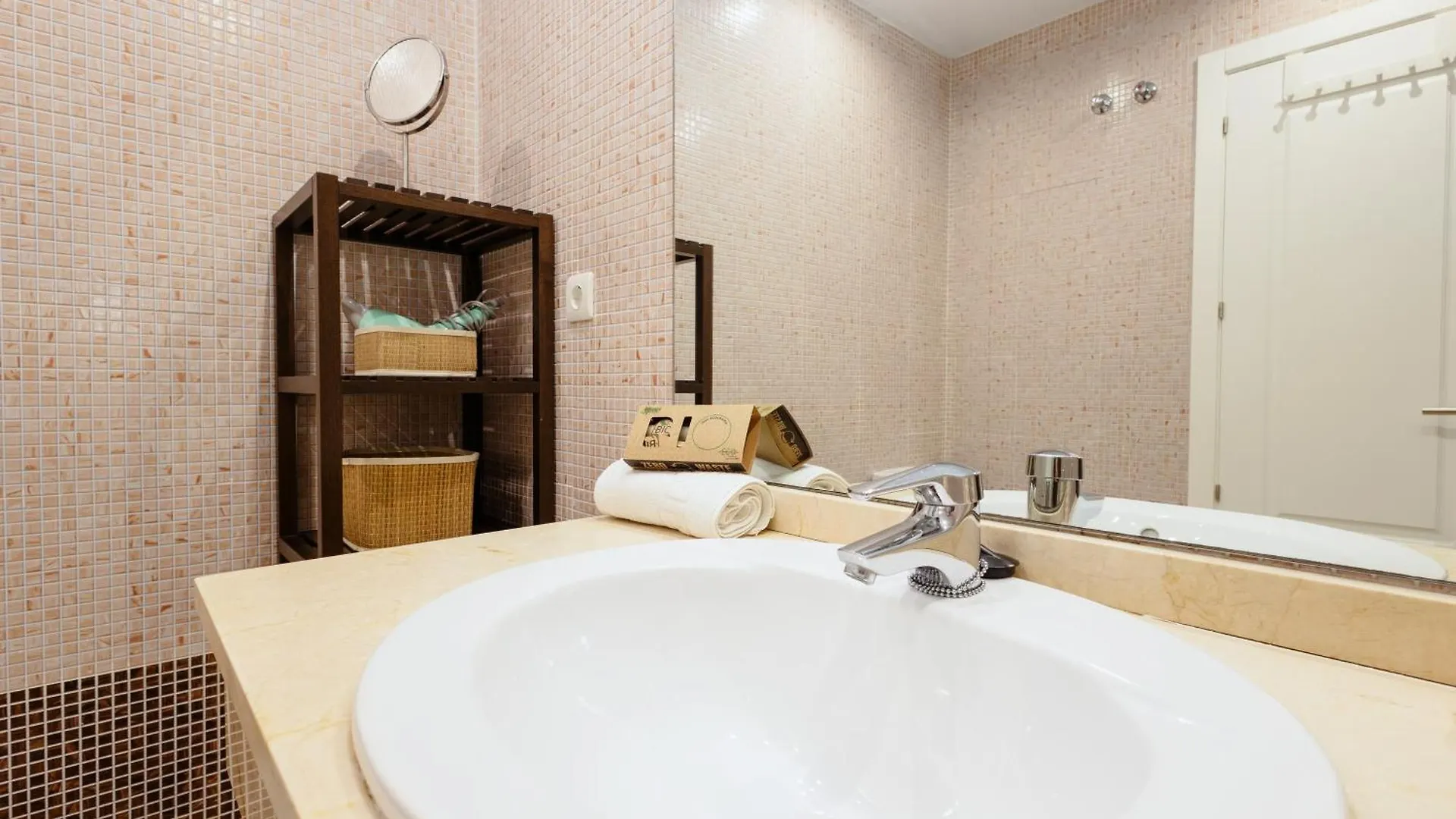 Sea View Apartment With Private Garden And Jacuzzi In Balcones Del Lago, Istan El Angel