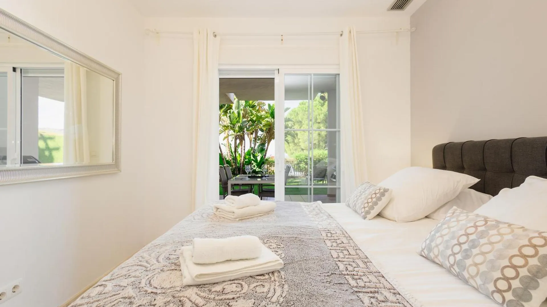 Sea View Apartment With Private Garden And Jacuzzi In Balcones Del Lago, Istan El Angel